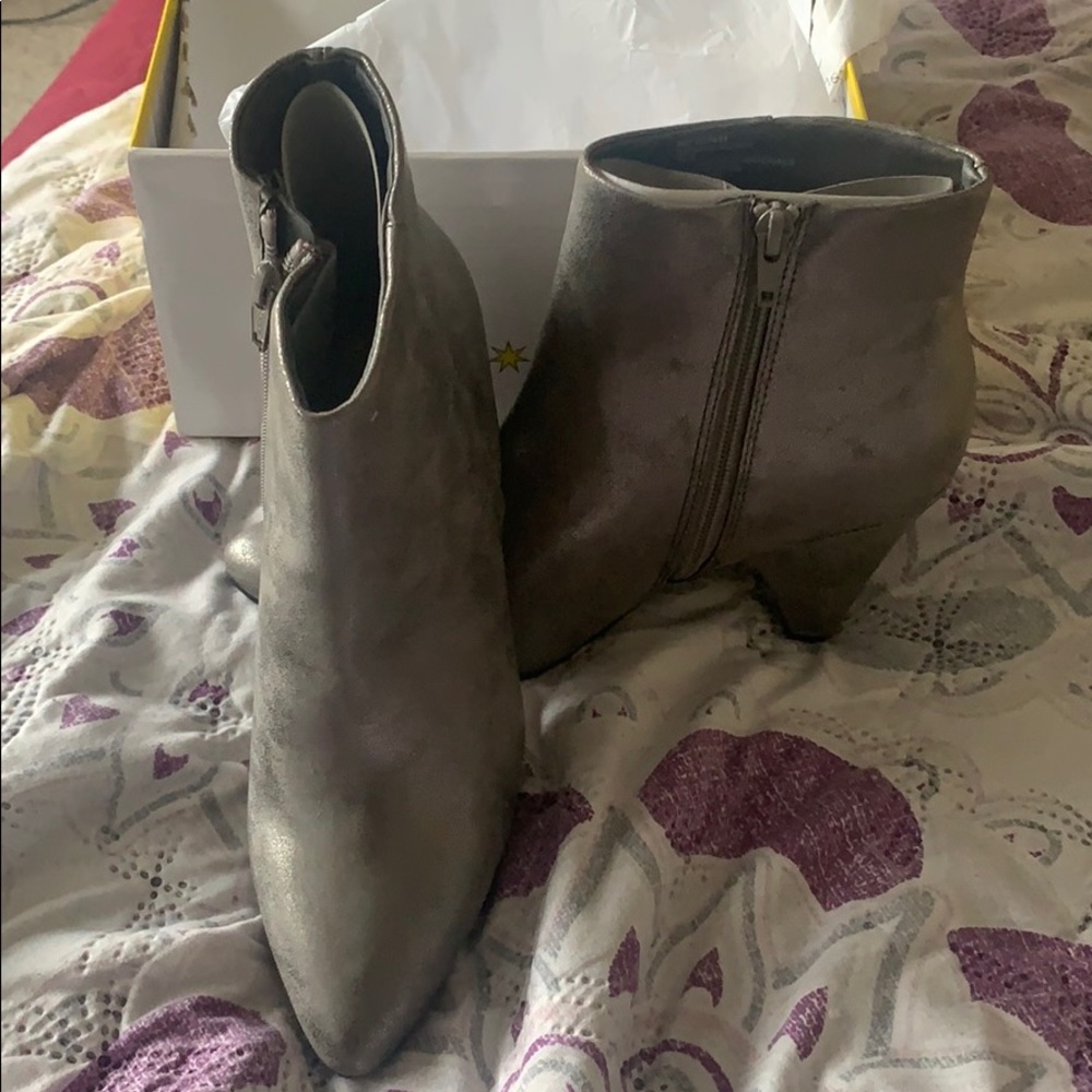 Shoes - Picture 2 of 4